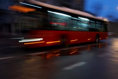 INCIDENT PRVE VEČERI POVRATKA NOĆNOG PREVOZA U PRESTONICI: Mortus pijan napao vozača pa demolirao autobus