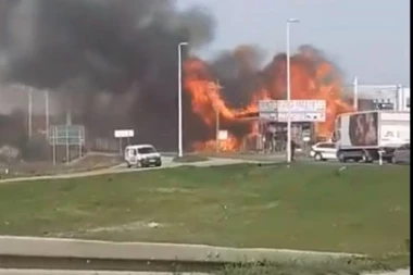 (VIDEO) Požar kod Šimanovaca, vatrena stihija guta objekat!
