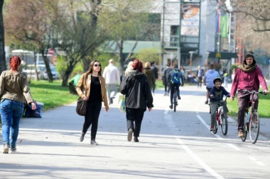 (ŠOK FOTO) LJUDI, OPAMETITE SE DOK NE BUDE KASNO: Beograđani danas bezbrižno šetali uprkos molbama nadležnih?!