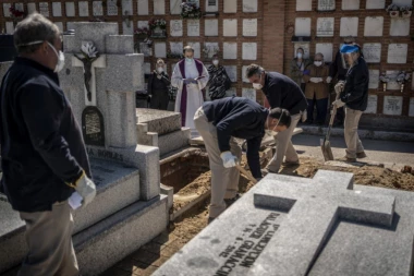 ZASTAVE NA POLA KOPLJA: Španija uvodi 10 dana žalosti za preminulima od korone