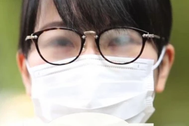 (VIDEO) Super trik: Evo kako da nosite zaštitnu masku, a da vam naočare ne zamagle!
