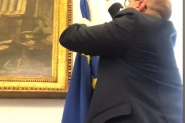 (VIDEO) KORONA, POSLEDNJI EKSER U KOVČEGU EU: Pogledajte kako predsednik italijanske skupštine skida zastavu Evropske Unije