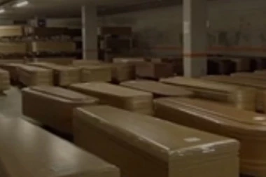(VIDEO) Tužni prizor posledica koronavirusa u Španiji: Javna garaža pretvorena u mrtvačnicu koja je ispunjena sanducima
