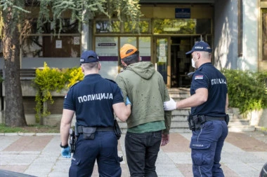 Manijak krvnički izudarao ženu u Rumi: Policija u kući nasilnika pronašla arsenal oružja