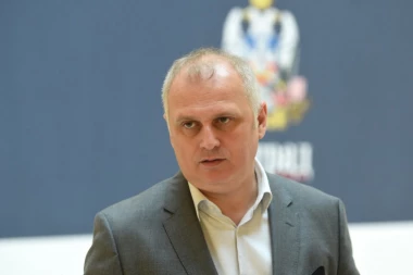 Vesić: Jovanović laik za finansije, a za vrtiće prosto - laže