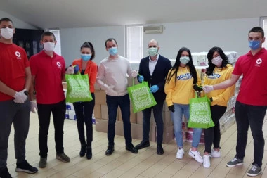 Volonteri Mozzarta i Crvenog krsta u Kragujevcu podelili pakete pomoći najugroženijima