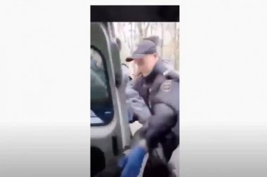 (VIDEO) Daj glavu BABA: Ruski policajci strpali bakutu u maricu, razlog i više nego opravdan