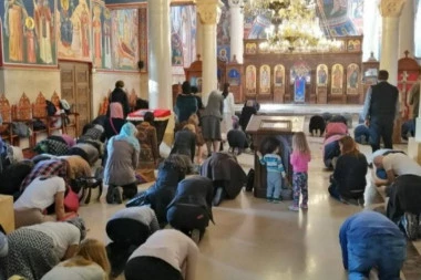 (FOTO) Šta se ovde zbiva? Vernici u Beogradu se molili na kolenima