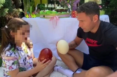 (FOTO,VIDEO) KAO U ZEMLJI ČUDA: Karleuša u svom dvorištu napravila pravi uskršnji raj, Nika i Duško se kucali NOJEVIM jajima!