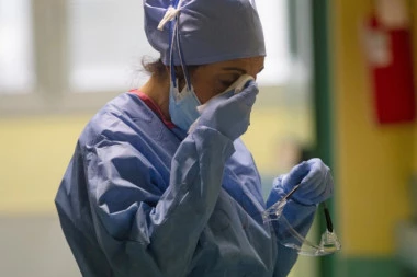 (FOTO) Divan gest lekara sa Infektivne: Medicinari su junaci ovog vremena, a pogledajte koju PORUKU imaju za nas!