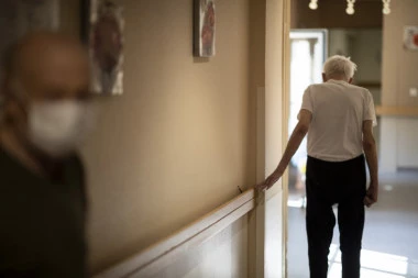 Buknula korona u Novom Sadu: Zaražene 22 osobe u domu za stare, najavljeno hitno obraćanje