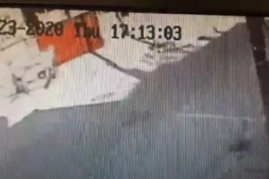 (VIDEO) Nožem napali ženu u Vranju, pa joj oteli torbu sa novcem: Isplivao snimak sramne pljačke razbojnika
