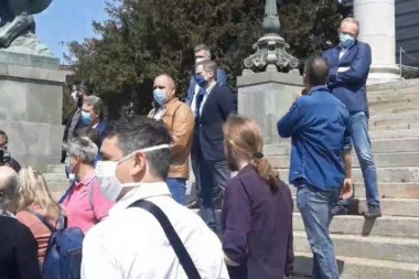 (VIDEO) Građanima prekipelo! Dok su Đilas, Trifunović i Obradović stajali ispred Skupštine narod im sasuo istinu u lice