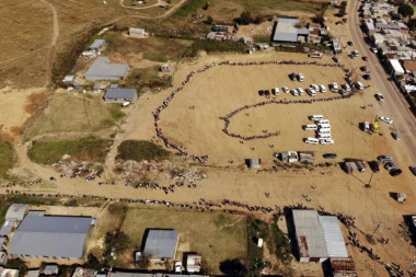 (FOTO) Hiljade ljudi u redovima za hranu u Južnoafričkoj republici