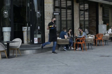 (FOTO, VIDEO) Reporteri Republike na licu mesta: Proradili kafići, a da li se poštuju propisane mere?!