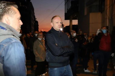 (FOTO) ONI SU POTPUNI CIRKUS: Đilas, Borko i Bastać lažno se predstavljaju kao novinari