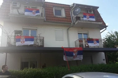 (FOTO) OVO ĐILAS, JEREMIĆ I OBRADOVIĆ NE MOGU DA PODNESU: Viore se srpske zastave na domaćinstvima u Beogradu