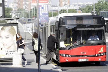 (FOTO) BEOGRAD SKORO KAO PUSTINJA: Proradio javni prevoz, građani na oprezu!