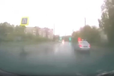 (VIDEO) LUDNICA: Desetogodišnjak ukrao automobil, bežao od policije i pravio haos!