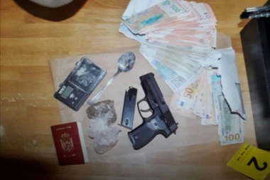 (FOTO) Pao sa pola kila koke: Policija u stanu pronašla drogu i eksplozivne naprave!