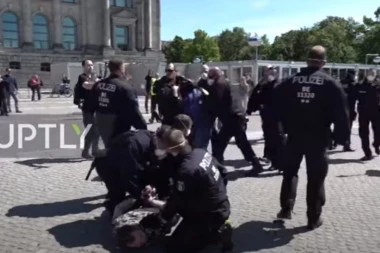 (VIDEO) BEZ MILOSTI: Pogledajte kako se nemačka policija obračunala sa demonstrantima koji protestvuju zbog ograničenja izazvanih koronom!