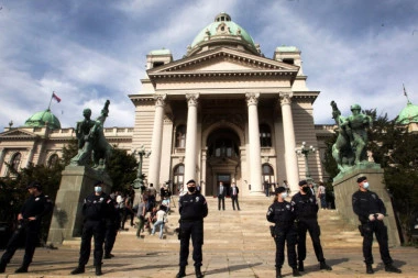 (FOTO) POLICIJA FORMIRALA ŽIVI ZID ISPRED SKUPŠTINE: Evo o čemu se radi i zašto su pripadnici MUP raspoređeni u centru Beograda