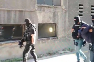 ŠOK snimak hapšenja Crnogorca u štek stanu na Vračaru! Pronađeno oružje sa kojim je vitlao po kafiću!