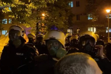 (FOTO/VIDEO) MILO SE IGRA VATROM! Crnogorska policija u stanju totalne pripravnosti, narod i sveštenici na ulicama