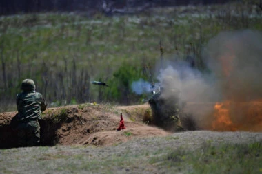 (FOTO) SVAKA ČAST! Vojnici martovske generacije uspešno izveli gađanje iz ručnog raketnog bacača 64 mm M80