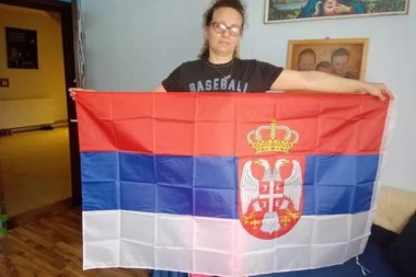 (FOTO) OVO SU PRVI DOBITNICI srpskih zastava koje je čitaocima poklonila Republika!