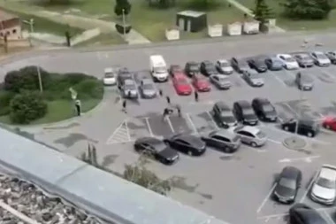 (VIDEO) Ustaštvo divlja u Hrvatskoj! Objavljen snimak brutalnog napada na SRBE u Vukovaru: "Crnokošuljaši" bacili ih na pod i šutirali!