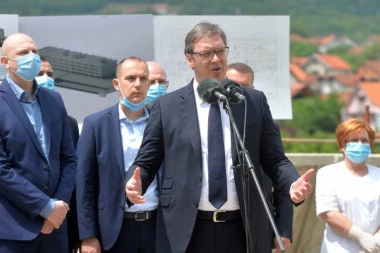 Vučić: 900 ljudi će raditi u Prokuplju, lekar na infektirvnoj koji je primao 64.000, sada ima 106.000 dinara platu!