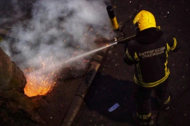 INCIDENT U ĆUPRIJI TOKOM NOVOGODIŠNJE NOĆI! Ispaljivali vatromet, pa napravili požar! (FOTO)