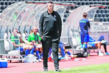 Trener crno - belih ima problema s "Grobarima": Savu tukao navijač, zato beži iz Partizana