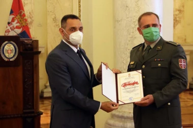 (FOTO) SRBIJA JE BESKRAJNO PONOSNA NA VAS: Uručene pohvale i novčane nagrade pripadnicima Ministarstva odbrane i Vojske!