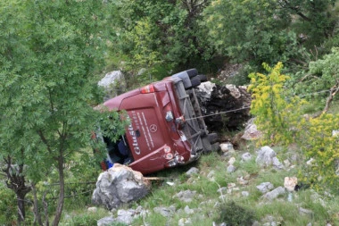 (FOTO, VIDEO) Užasna nesreća kod Nikšića: Autobus se survao u provaliju posle sudara sa kolima, poginule dve žene