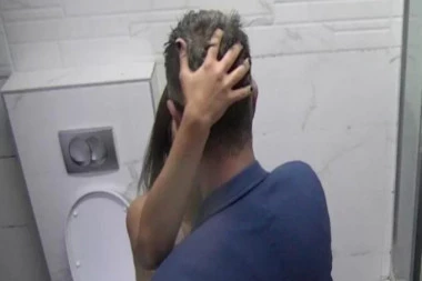 (VIDEO) Strast jača od svega! Ne može nikako da joj se odupre: Edo dohvatio Draganu u kupatilu sve prštalo!