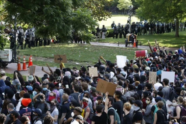 (VIDEO) TENZIJE U SAD NA VRHUNCU: Protesti ispred Bele kuće u Vašingtonu