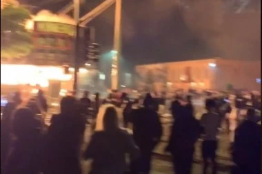(VIDEO) Demonstranti zauzeli raskrsnicu i okupirali policijsku stanicu!