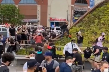(VIDEO) Brutalan obračun policije sa demonstrantima u Njujorku