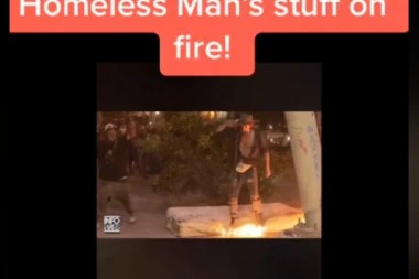 (VIDEO) EVO KO SU ZAISTA NASILNICI U SAD: Demonstranti zapalili stvari beskućniku