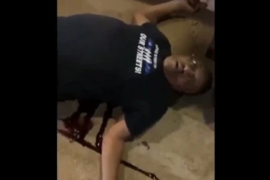 (VIDEO) Upozoravamo - teško je za gledanje! Ovo je najstrašniji snimak iz Amerike: Policajac nasmrt iskrvario, ljudi ga samo snimali!