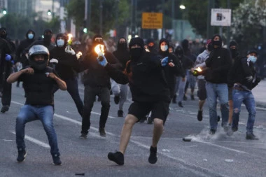 (VIDEO) MOLOTOVLJEVIM KOKTELIMA NA AMERIČKU AMBASADU: Haos u Atini, demonstranti se sukobili sa policijom