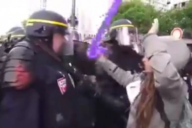 (ViDEO) Razotkriveni! Pripadnici Antifa pokreta glume kako ih batina policija