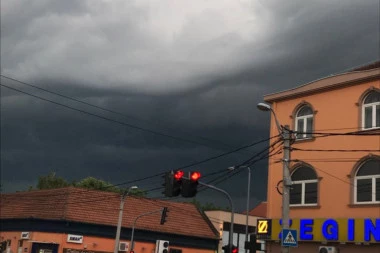 (VIDEO) Potop u Beogradu: Ulice pod vodom, nad prestonicom crni oblaci