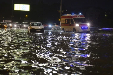 Noć u Beogradu: Nevreme napravilo haos, u dve saobraćajke povređena dva pešaka!