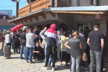 (VIDEO) Gadljivi na SRPSKU ROBU, ali ne i na SRPSKE PARE: Albanci pohitali da podignu 100 EVRA!