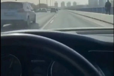 (VIDEO) DRUŽE, UBIĆEŠ NEKOG! Pogledajte jeziv snimak ludačke vožnje kroz centar Beograda