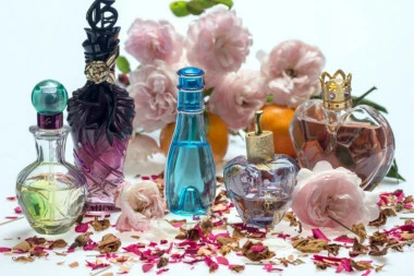 OVDE SVI GREŠIMO: Evo šta da uradite kako bi vam parfem bio dugotrajniji!