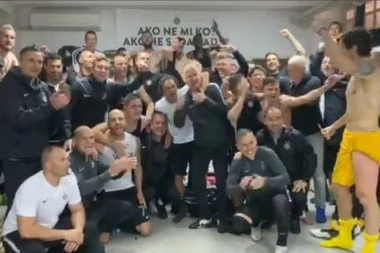 (VIDEO) Veliko slavlje u svlačionici Partizana: Crno-beli slave uz poznati hit!